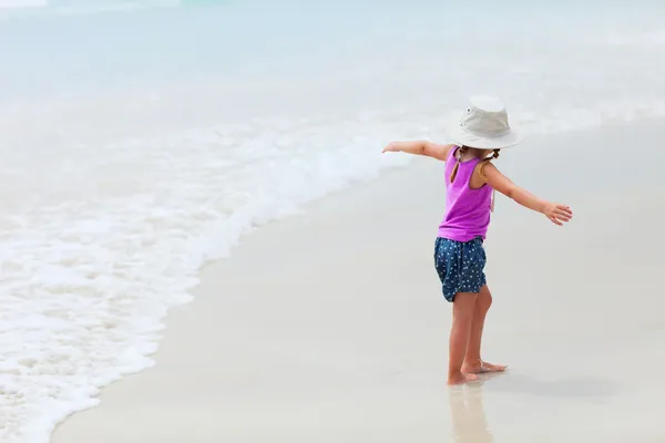 Schattig klein meisje op strand — Stockfoto