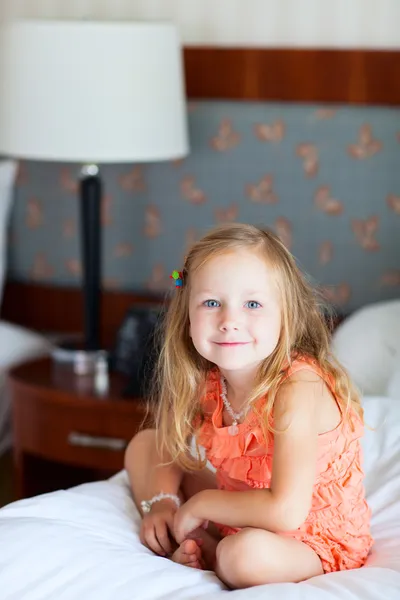 Маленька дівчинка в готельному номері — стокове фото