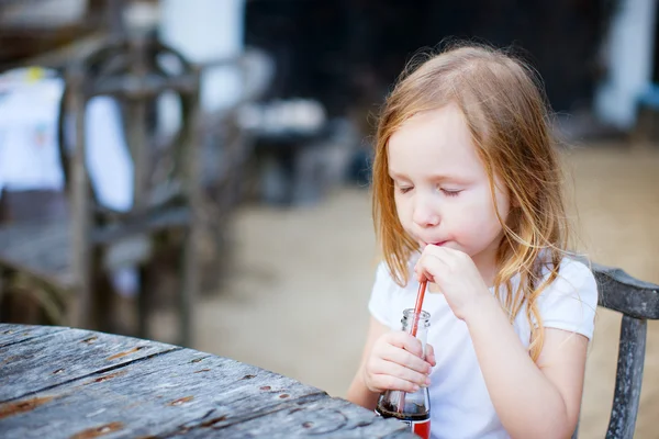 Petite fille avec une boisson gazeuse — Photo