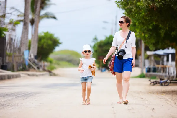 Mother and daughter walking outdoors — Stock Photo, Image