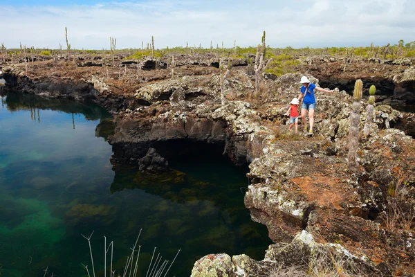 Madre e figlia a piedi su un terreno panoramico — Foto Stock