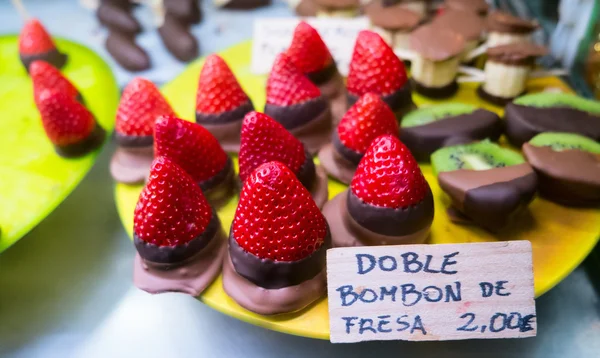 Frische Erdbeeren in Schokolade getaucht — Stockfoto