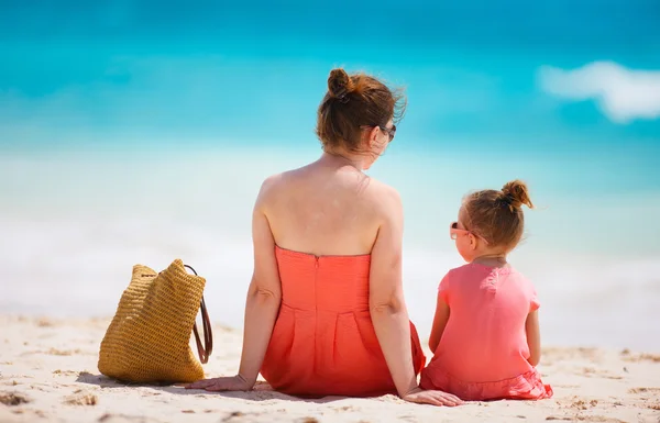 Moeder en dochter op tropisch strand — Stockfoto