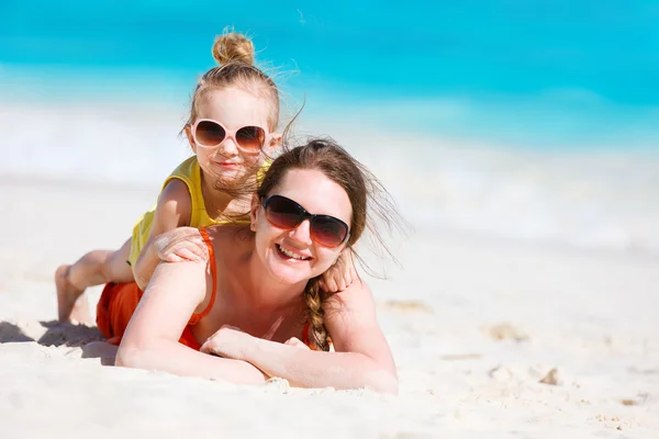 Mãe e filha na praia — Fotografia de Stock