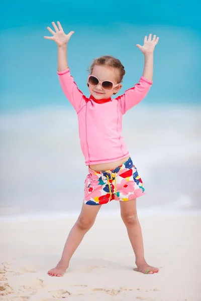 Симпатична маленька дівчинка на пляжі — стокове фото