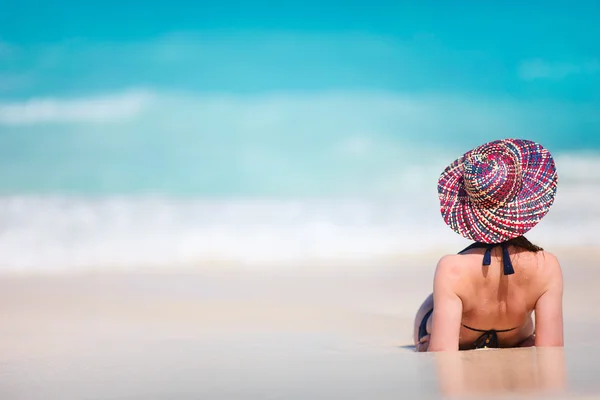 Junge Frau entspannt am Strand — Stockfoto