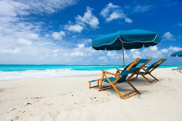 Chairs and umbrella on tropical beach — Stock Photo, Image