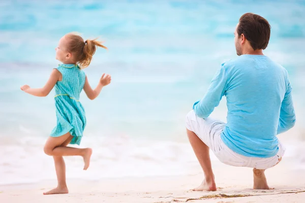 Far och dotter på stranden — Stockfoto