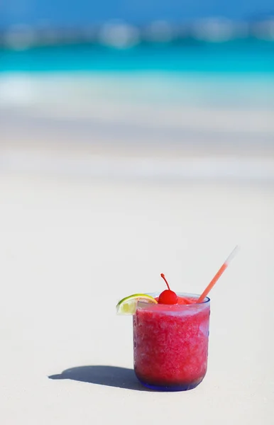 Cóctel tropical en la playa de arena blanca — Foto de Stock