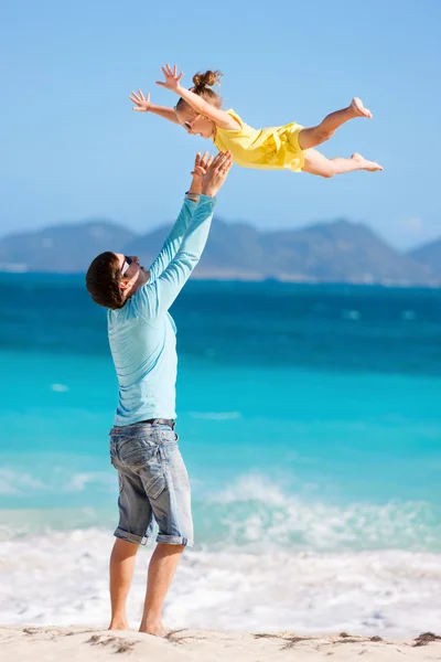父亲和女儿在海滩 — 图库照片#