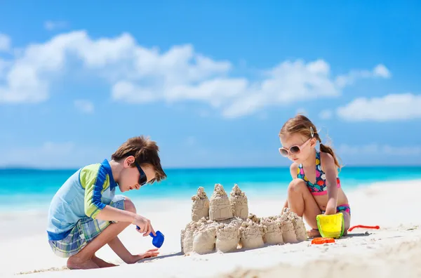 Két gyerek játszik a tengerparton — Stock Fotó