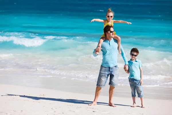 Ojciec i dzieci na plaży — Zdjęcie stockowe
