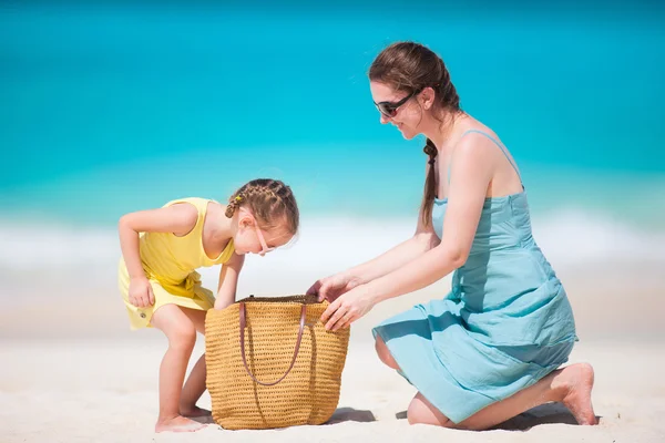Moeder en dochter op strand — Stockfoto
