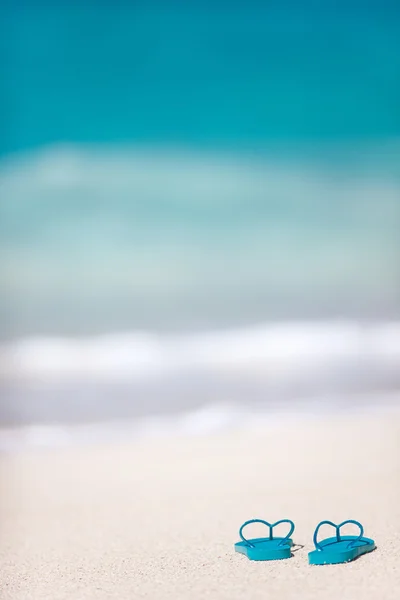 Flip flops on a tropical beach — Stock Photo, Image