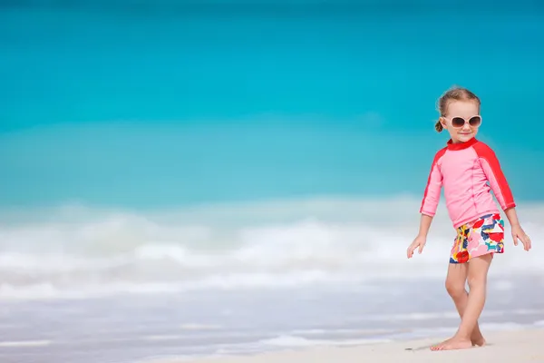 Söt liten flicka på stranden — Stockfoto