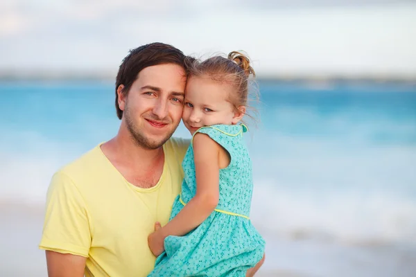 Vader en dochter op strand — Stockfoto