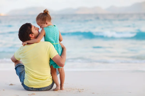 Pai e filha na praia — Fotografia de Stock