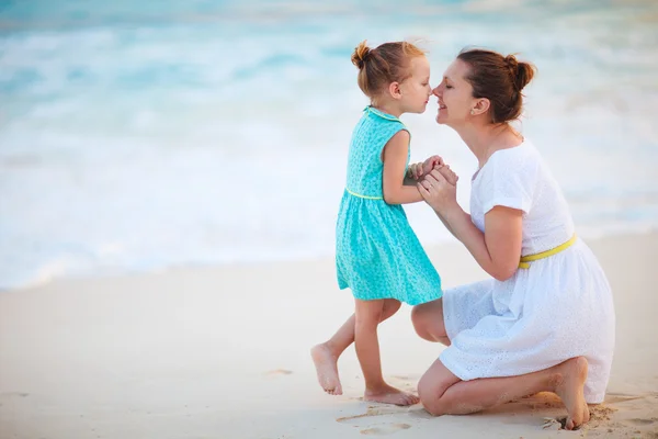 Madre e hija en la playa — Foto de Stock