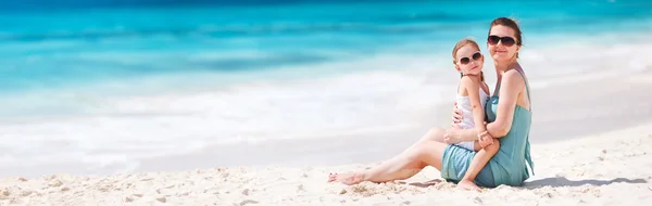 Madre e hija en la playa — Foto de Stock