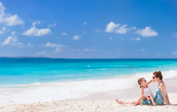 Mãe e filha na praia — Fotografia de Stock