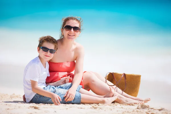 母と息子のビーチで — ストック写真