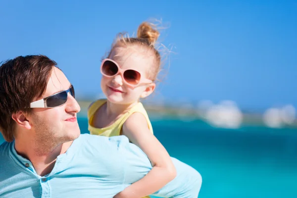 Pai e filha na praia — Fotografia de Stock