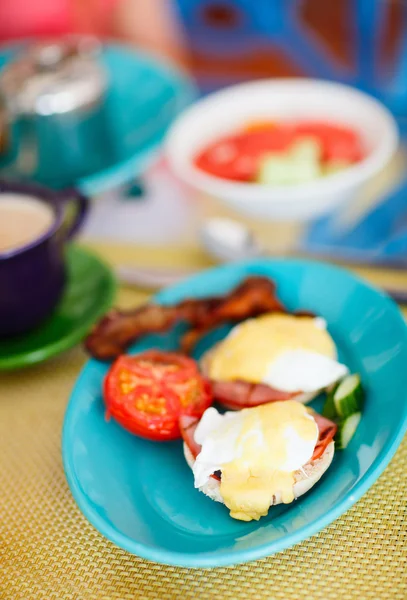 Leckere Eier zum Frühstück serviert — Stockfoto