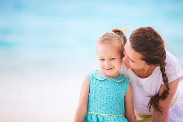 Mutter und Tochter am Strand — Stockfoto