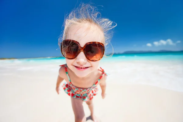 Μικρό κορίτσι σε διακοπές στην παραλία — Φωτογραφία Αρχείου