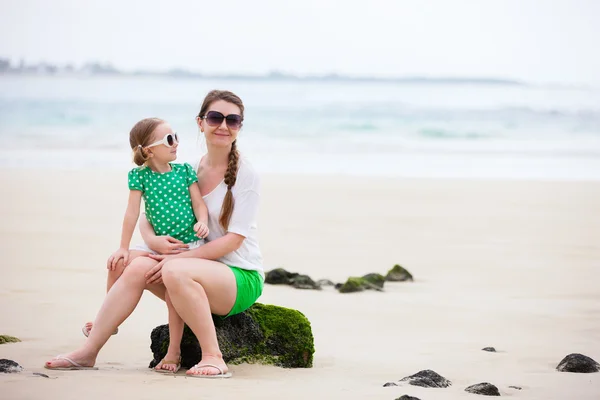 Moeder en dochter op vakantie — Stockfoto