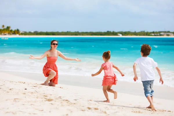 Bella famiglia su una spiaggia — Foto Stock