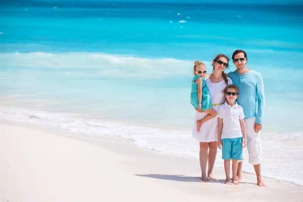 Egy trópusi tengerparti nyaralás a család — Stock Fotó