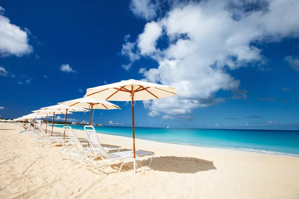 Chairs and umbrellas on tropical beach — Stock Photo, Image