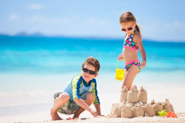 Twee kinderen spelen op strand — Stockfoto