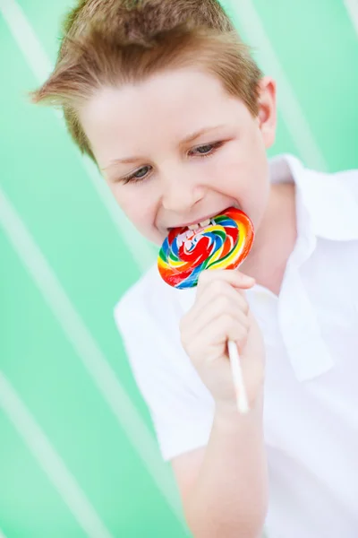 Pojke med lollipop — Stockfoto