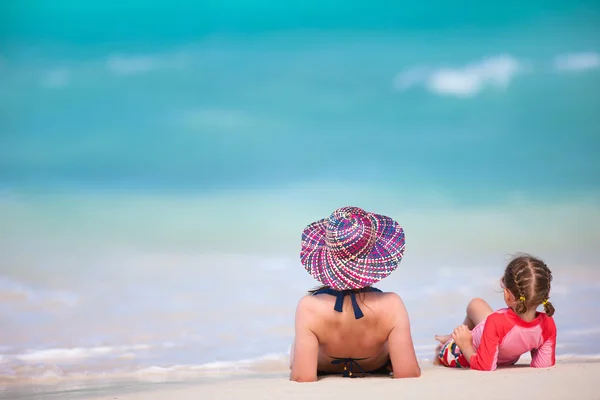 Mutter und Tochter am tropischen Strand — Stockfoto