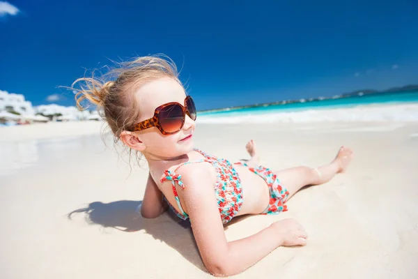 Маленькая девочка на пляже отдыха — стоковое фото
