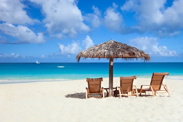 Stoelen en parasol op tropisch strand — Stockfoto
