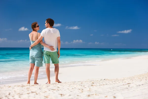 Pareja en una playa tropical —  Fotos de Stock