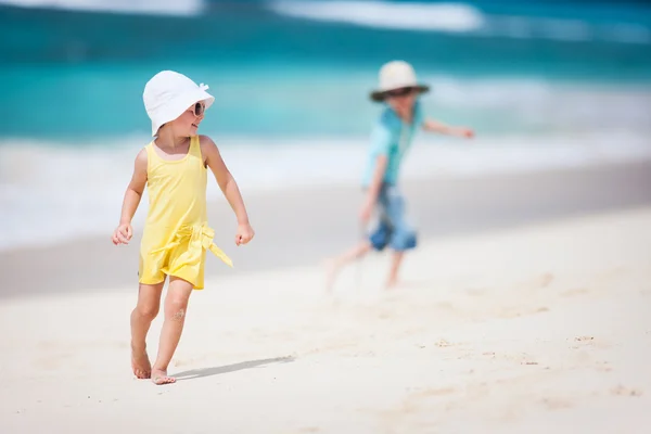 Two kids at beach — Stock Photo, Image