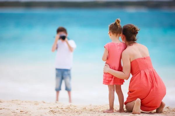 Familj på tropisk semester — Stockfoto