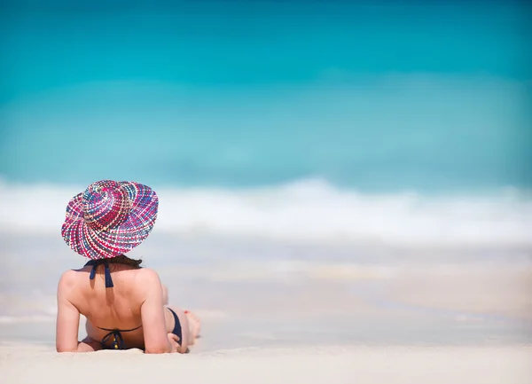 Młoda kobieta relaks na plaży — Zdjęcie stockowe