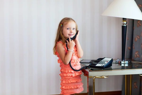 Klein meisje praten over telefoon — Stockfoto