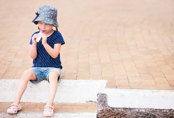 Roztomilá dívka jíst zmrzlinu — Stock fotografie