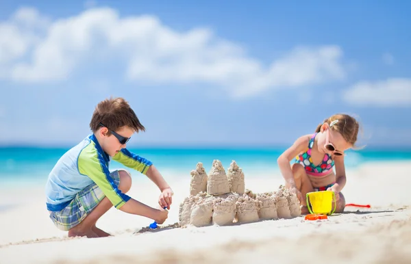 Deux enfants jouent à la plage — Photo