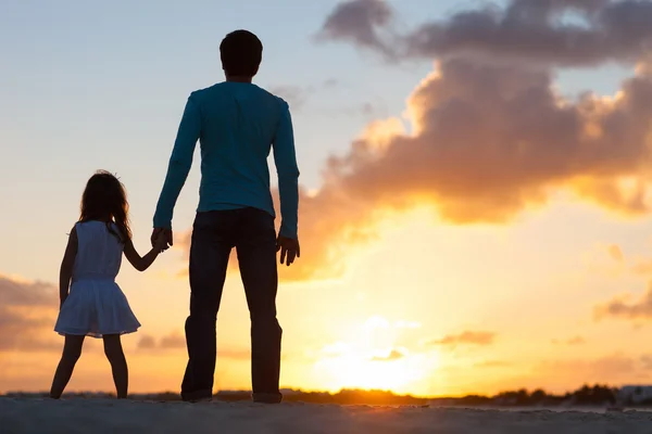 Familie bei Sonnenuntergang Stockbild