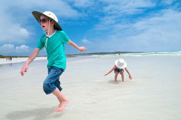 Двое детей на пляже — стоковое фото