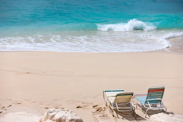 Solstolar på stranden — Stockfoto