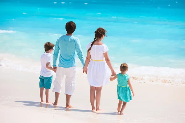 Familie op een tropisch strandvakantie — Stockfoto