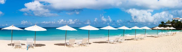 Stoelen en parasols op tropisch strand — Stockfoto